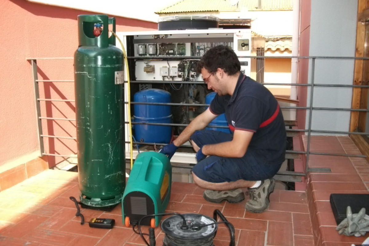 Reparación y recuperación de gas refrigerante